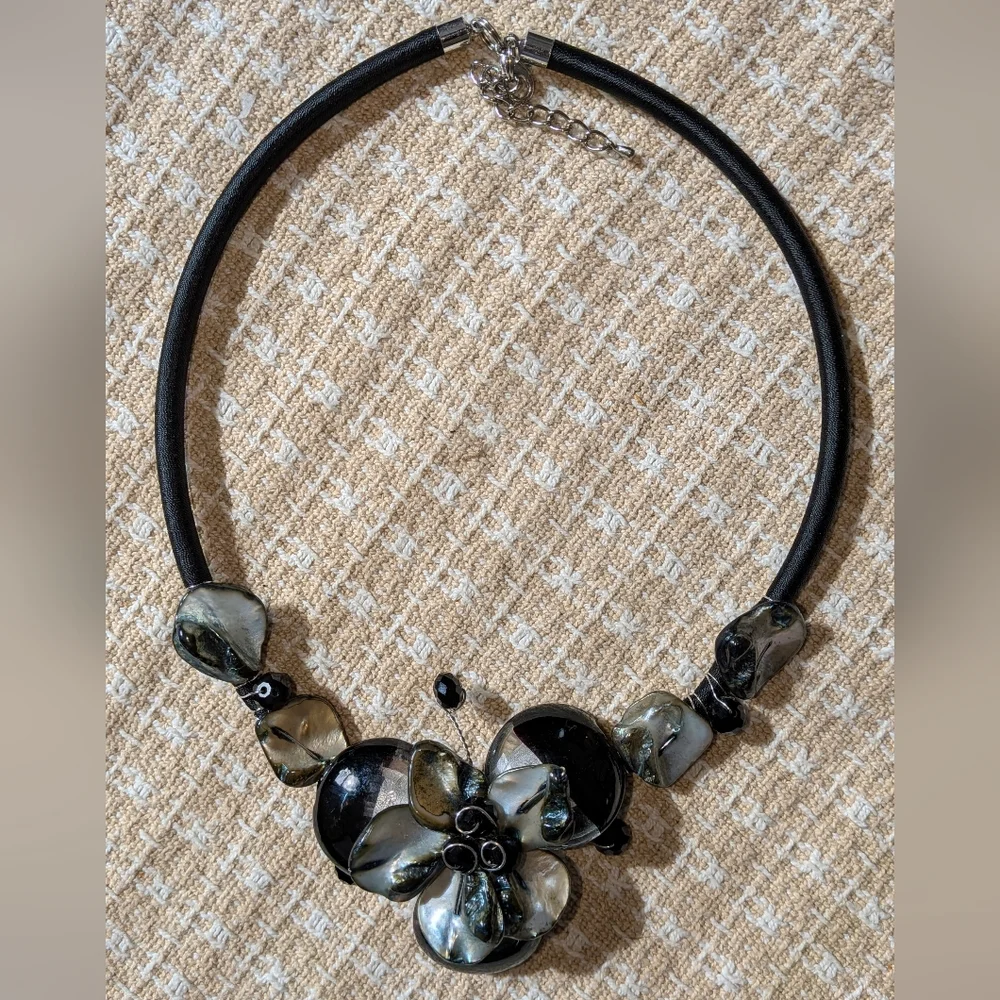 Women’s Black & White Artisan Floral Necklace - Picture 3 of 4